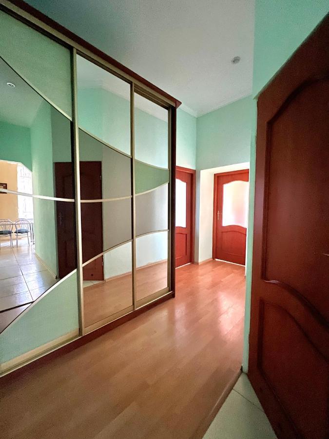 Apartment On Hnatiuka With Parking Lvov Exteriér fotografie