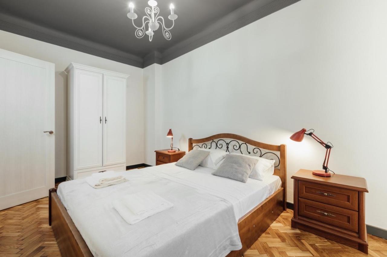 Apartment On Hnatiuka With Parking Lvov Exteriér fotografie